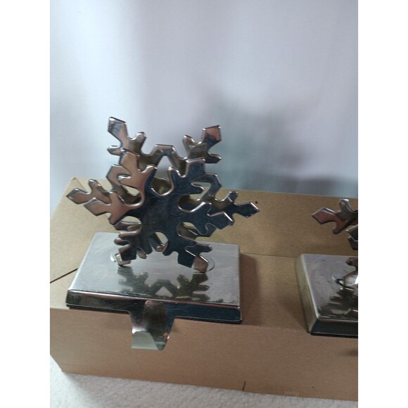 Pair of Silver Snowflake Stocking Holders – Mantelpiece Christmas Decor – Metal - Picture 4 of 13
